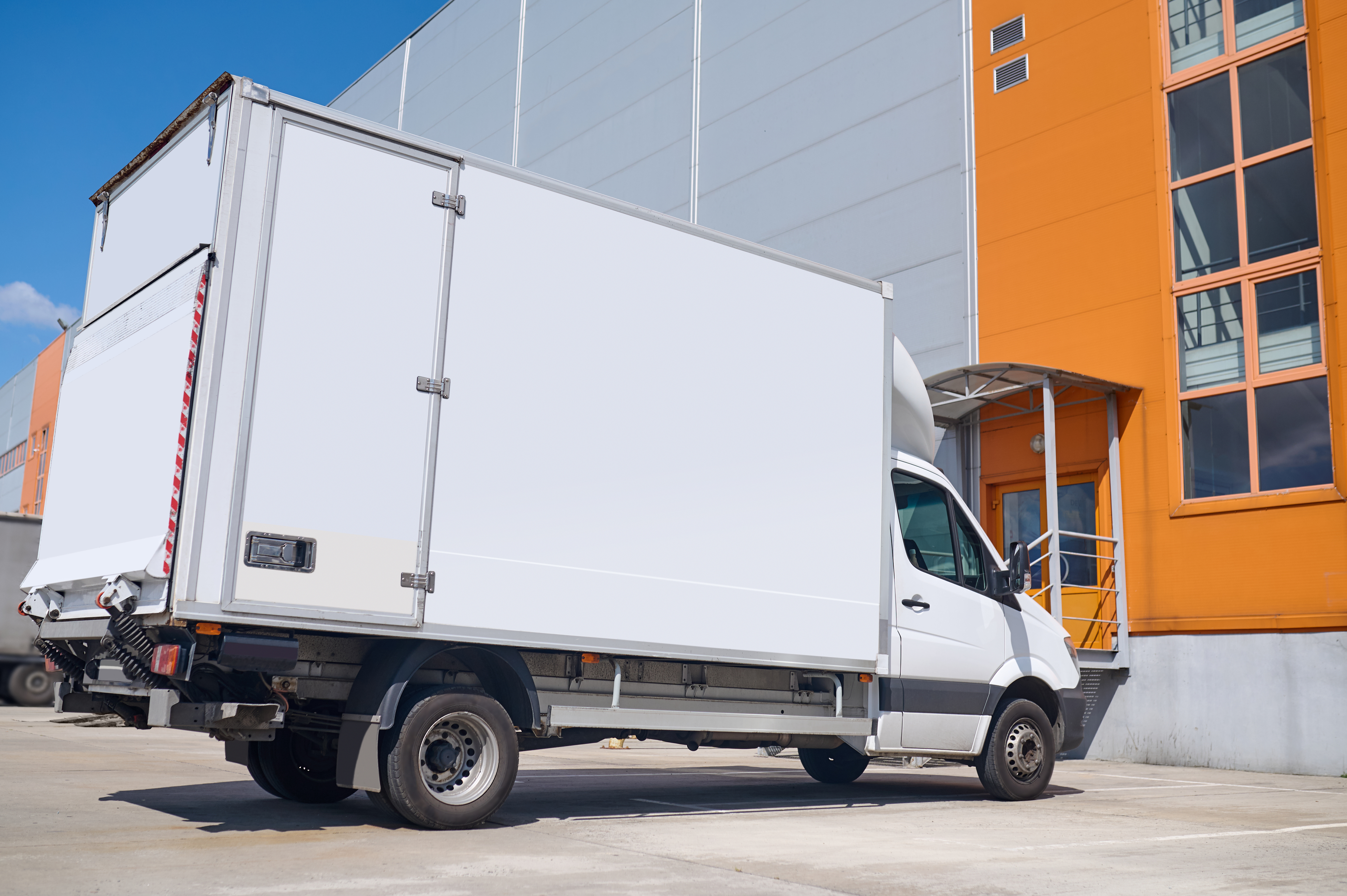 Caminhão de carga próximo a centro de distribuição